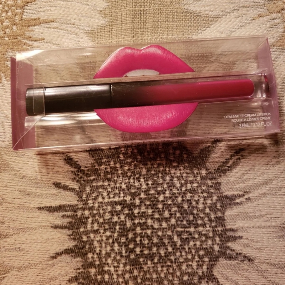 Huda Beauty Demi Matte Cream Lipstick in Passionista